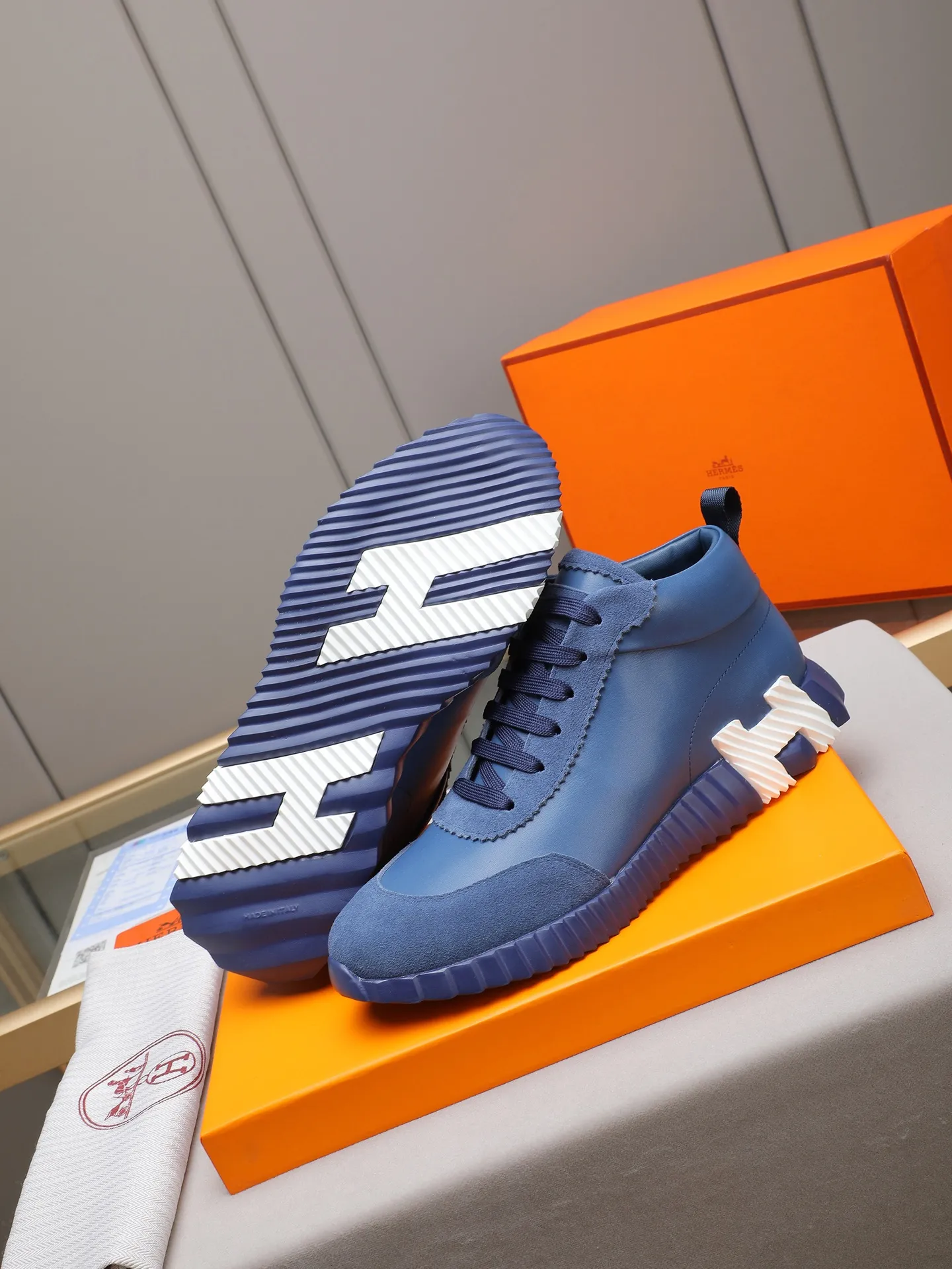 PPP460 (Hermes high-top men's shoes)🆕Men's sports shoes, decorated with textured calfskin details. Spliced ​​with original cowhide, this shoe draws inspiration from the equestrian world, integrating technical details and practical functions. Breathable sheep lining, original combination outsole, high-end quality, and every detail is perfectly combined! Size: 38-44 (45 can be customized)